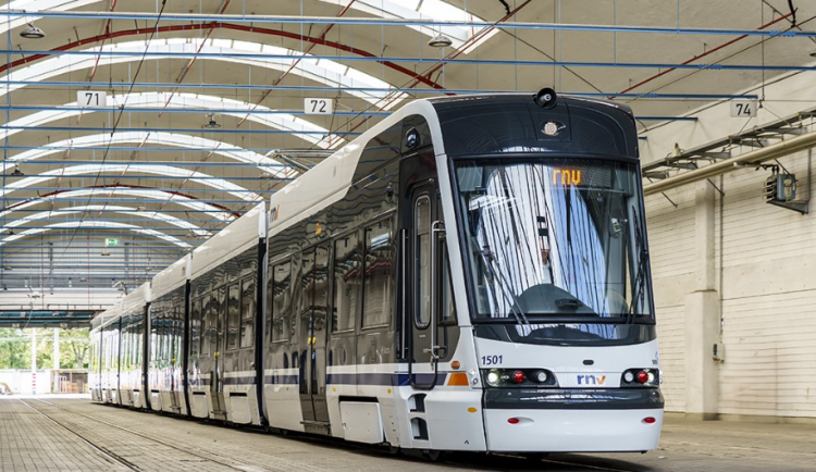 Plzeňská Škoda vyrobila nejdelší tramvaj na světě. Uveze 368 cestujících a umí se rozpůlit