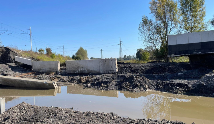 Ostravané se konečně dočkali tepla i teplé sprchy, na opravách v Třebovicích se pracuje. D1 je průjezdná