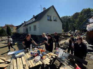 Dělí je přes 400 kilometrů, přesto pomáhají rodině, které velká voda zdevastovala upravený byt pro nemocnou dceru