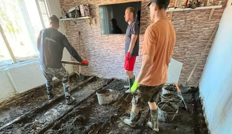 Dělí je přes 400 kilometrů, přesto pomáhají rodině, které velká voda zdevastovala upravený byt pro nemocnou dceru