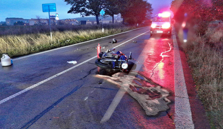 Lékaři bojují o život motorkáře, střetl se s osobákem nedaleko kruhového objezdu u Olympie