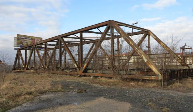 Záchrana a přesun historicky cenné lávky se prodraží, levněji by vyšla úplně nová