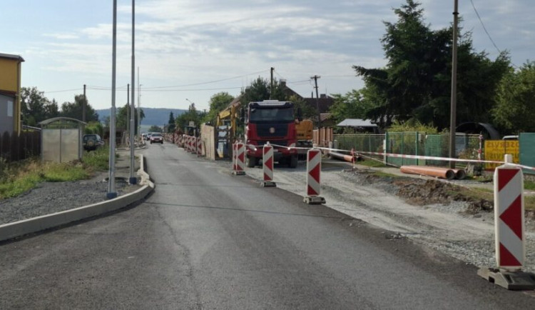 Nepříjemná objížďka potrápí řidiče na Plzeňsku z důvodu uzavírky silnice v Nezvěsticích. Potrvá do půlky listopadu