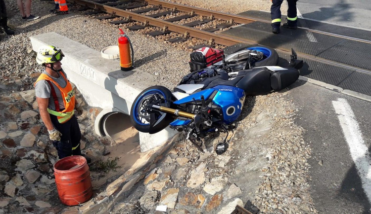V tomto případě motorkář utrpěl při střetu s vlakem těžké zranění