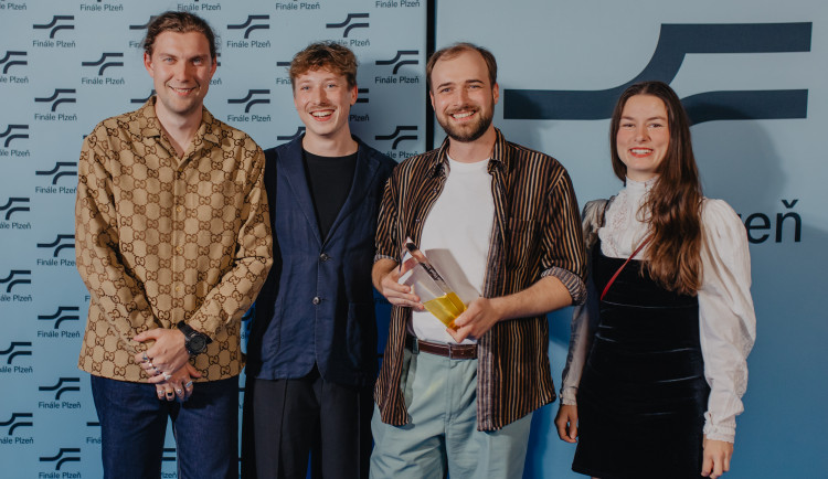 Tomáš Šťastný, Kryštof Blabla a Martin Pavol Repk a získali Zlatého ledňáčka za film Od marca do mája