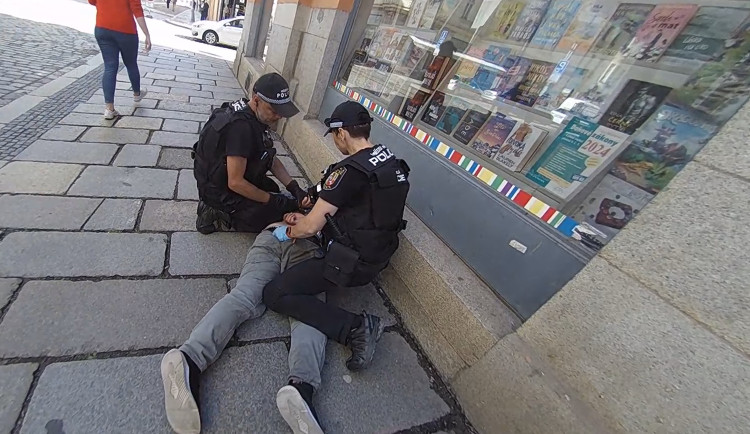 Po rvačce se strážníky skončil muž v poutech na zemi