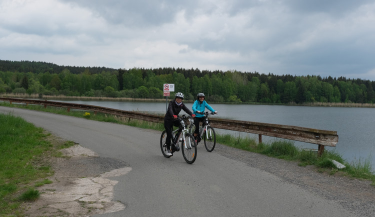 Turisté v Brdech mají proznačenou Brdskou hřebenovku, pěší stezku o délce 120 km. Lze ji zdolat i na kole