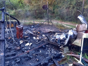 Z karavanu zbyly po ranním požáru jen kovové části. Uvnitř našli hasiči prasklou tlakovou lahev na plyn