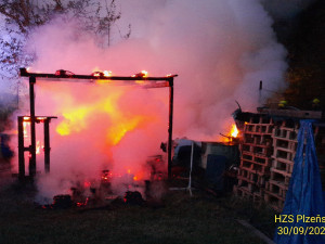 Z karavanu zbyly po ranním požáru jen kovové části. Uvnitř našli hasiči prasklou tlakovou lahev na plyn