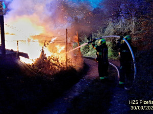 Z karavanu zbyly po ranním požáru jen kovové části. Uvnitř našli hasiči prasklou tlakovou lahev na plyn