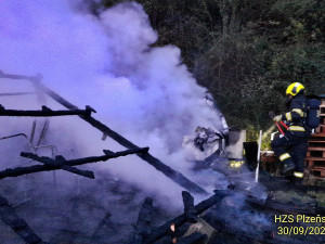 Z karavanu zbyly po ranním požáru jen kovové části. Uvnitř našli hasiči prasklou tlakovou lahev na plyn