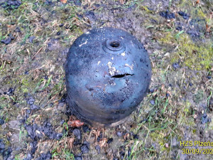 Z karavanu zbyly po ranním požáru jen kovové části. Uvnitř našli hasiči prasklou tlakovou lahev na plyn