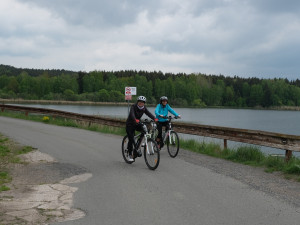 Turisté v Brdech mají proznačenou Brdskou hřebenovku, pěší stezku o délce 120 km. Lze ji zdolat i na kole