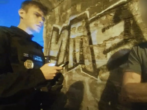 VIDEO: Agresivní opilec zaútočil na strážníky, kteří se mu snažili pomoci. A to neměl dělat