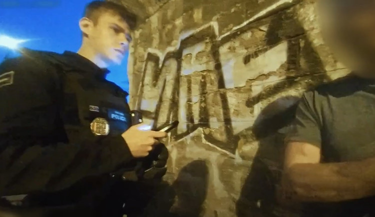 Agresivní opilec zaútočil na strážníky, kteří se mu snažili pomoci. A to neměl dělat