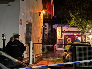 Policie zasahuje v sídle sekty, kde došlo k tragickému domácímu porodu