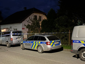 Policie zasahuje v sídle sekty, kde došlo k tragickému domácímu porodu