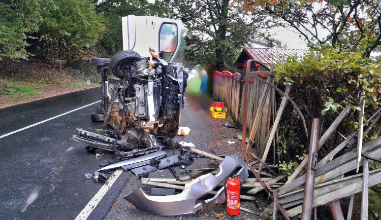 Děsivá nehoda osobního automobilu, po nárazu do plotu zůstal na boku s totálně sešrotovaným předkem