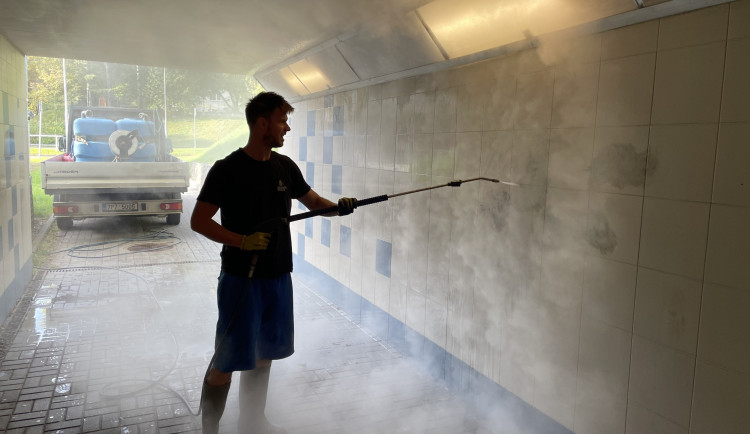 Město se snaží bojovat s vandalismem, vyčištění jednoho podchodu vyjde na desítky tisíc korun