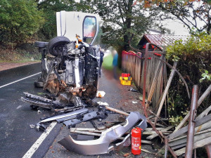 Děsivá nehoda osobního automobilu, po nárazu do plotu zůstal na boku s totálně sešrotovaným předkem