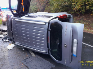 Děsivá nehoda osobního automobilu, po nárazu do plotu zůstal na boku s totálně sešrotovaným předkem