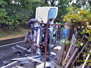 Děsivá nehoda osobního automobilu, po nárazu do plotu zůstal na boku s totálně sešrotovaným předkem