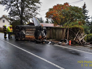 Děsivá nehoda osobního automobilu, po nárazu do plotu zůstal na boku s totálně sešrotovaným předkem