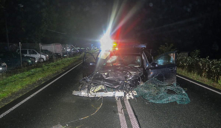 Řidič se svým BMW vyletěl ze silnice do areálu autobazaru, kde zdemoloval deset vystavených vozidel