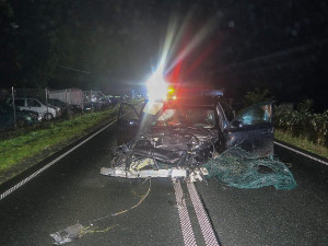 Řidič se svým BMW vyletěl ze silnice do areálu autobazaru, kde zdemoloval deset vystavených vozidel