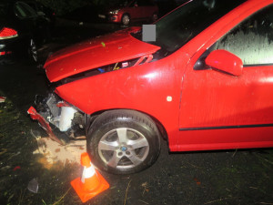 Řidič se svým BMW vyletěl ze silnice do areálu autobazaru, kde zdemoloval deset vystavených vozidel