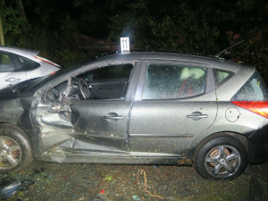 Řidič se svým BMW vyletěl ze silnice do areálu autobazaru, kde zdemoloval deset vystavených vozidel