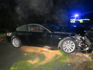 Řidič se svým BMW vyletěl ze silnice do areálu autobazaru, kde zdemoloval deset vystavených vozidel