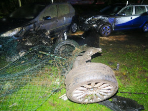 Řidič se svým BMW vyletěl ze silnice do areálu autobazaru, kde zdemoloval deset vystavených vozidel