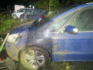 Řidič se svým BMW vyletěl ze silnice do areálu autobazaru, kde zdemoloval deset vystavených vozidel