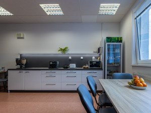 V novém rodinném pokoji může být s rodičkou přes noc i tatínek nebo sourozenec