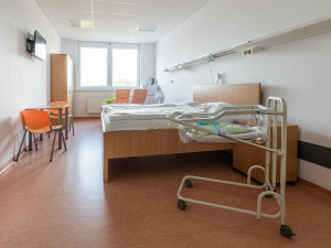 V novém rodinném pokoji může být s rodičkou přes noc i tatínek nebo sourozenec