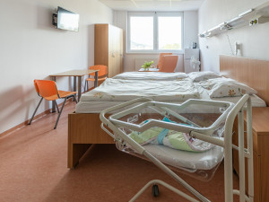 V novém rodinném pokoji může být s rodičkou přes noc i tatínek nebo sourozenec