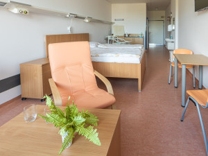 V novém rodinném pokoji může být s rodičkou přes noc i tatínek nebo sourozenec