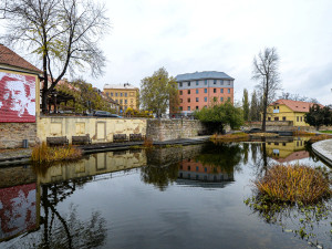 V Mlýnské strouze je také velkoformátový obraz Václava Havla. Portrét tvoří srdíčka a je dílem studenty ZČU Terezy Fialové.