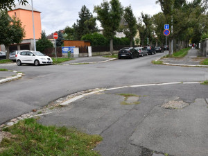 Ulice Kapitána Jaroše se dočká opravy vozovky i chodníků, dožívající jasany půjdou pryč