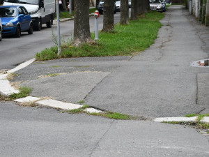 Ulice Kapitána Jaroše se dočká opravy vozovky i chodníků, dožívající jasany půjdou pryč