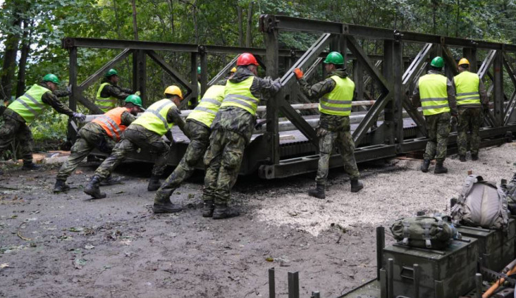 Vojáci pokračují ve stavění provizorních mostů. Na řadě jsou Nové Heřminovy a Holčovice