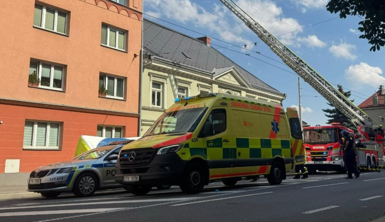 Muž skončil po požáru v kuchyni v umělém spánku. Do nemocnice ho transportovali záchranáři