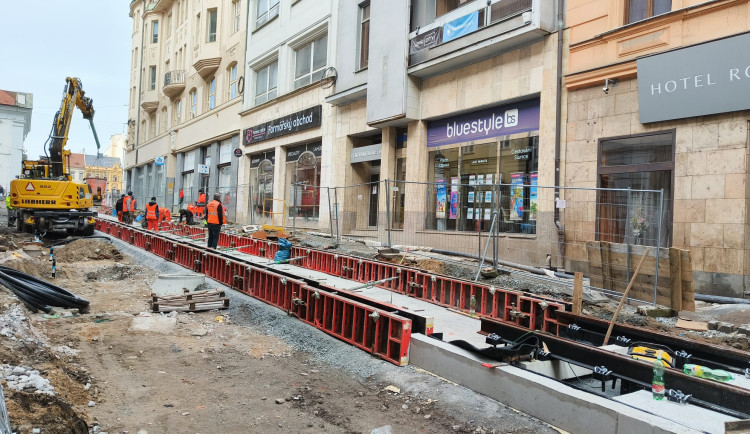 Konečně se dočkají řidiči, chodci i obchodníci, 11. listopadu má skončit oprava tramvajové trati ve Zbrojnické