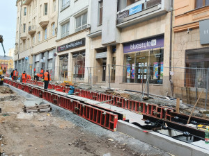 Konečně se dočkají řidiči, chodci i obchodníci, 11. listopadu má skončit oprava tramvajové trati ve Zbrojnické