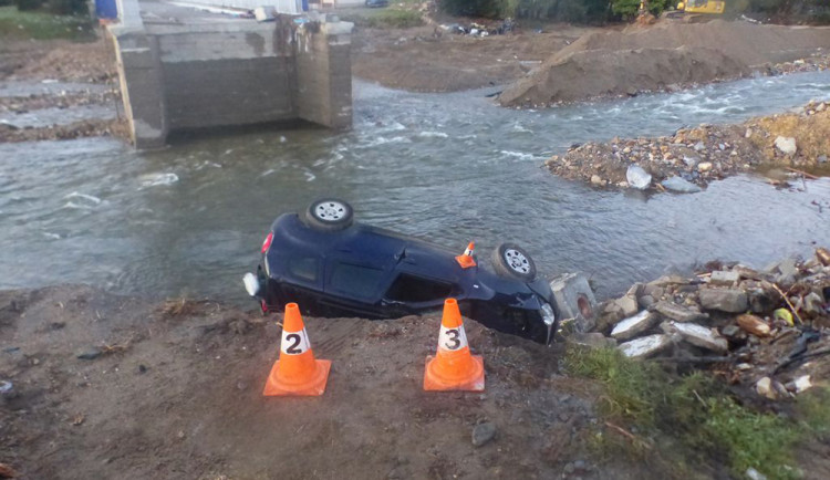 Řidič se na Jesenicku zřítil s autem do řeky. Navigace ho poslala na silnici, kterou odnesla povodeň