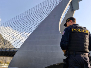 Práce policistů během povodní byla klíčová. Mnozí nasazovali vlastní životy