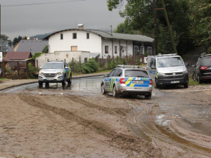Práce policistů během povodní byla klíčová. Mnozí nasazovali vlastní životy