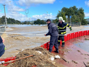 Práce policistů během povodní byla klíčová. Mnozí nasazovali vlastní životy