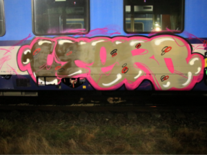 Policisté dopadli sprejery, kteří řádili na nádražích. Vagony a lokomotivy ozdobili hlavami krokodýlů